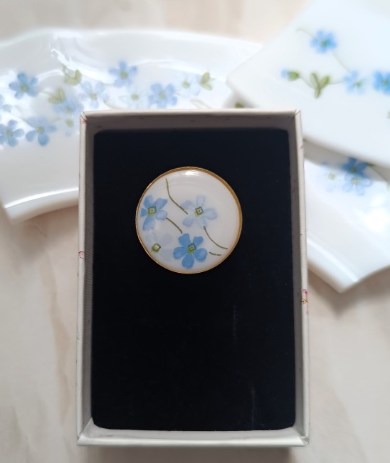 Bague Myosotis en Arcopal présentée dans son écrin, bijou artisanal prêt à offrir.