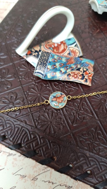 IMARI – Bracelet en porcelaine japonaise ancienne – Bijou artisanal français Bracelet IMARI fabriqué à la main à partir d’une tasse japonaise ancienne. Bijou poétique, léger et exclusif, livraison offerte dès 70 €.