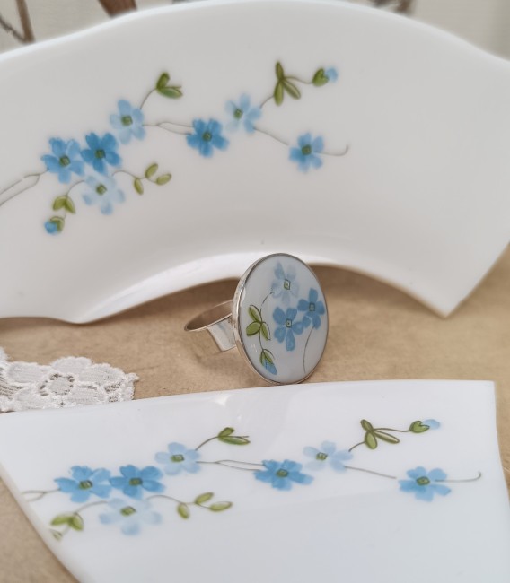 Bague Myosotis en Arcopal 22 mm plaqué or, grand cabochon aux fleurs bleues emblématiques.