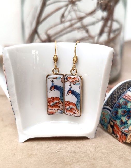 Boucles d’oreilles Imari en porcelaine japonaise de 1928, fragments d’une sous-tasse ancienne, bijou unique façonné à la main à Calais.