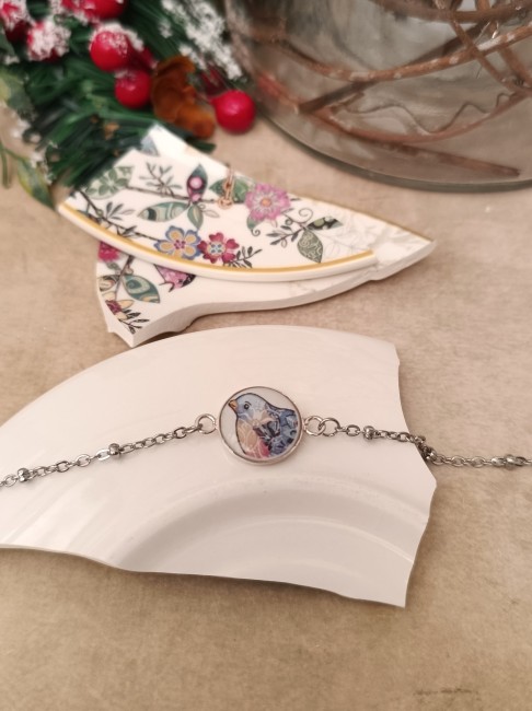Vue rapprochée du bracelet À la Volette en porcelaine transformée et plaqué argent, création artisanale française.