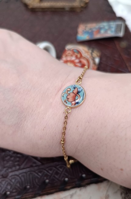 Bracelet-femme-porcelaine-IMARI–Création-artisanale-éco-responsable Bracelet IMARI porté, en porcelaine japonaise avec support plaqué or 24k, chaîne acier inoxydable. Pièce unique et éco-responsable à Calais.