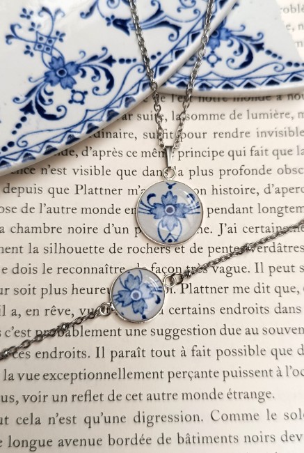 Parure artisanale créée à partir de faïence ancienne recyclée avec décor bleu, plaqué argent et chaîne en acier inoxydable