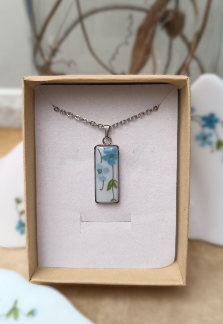 Collier Myosotis rectangulaire présenté dans son écrin cadeau.