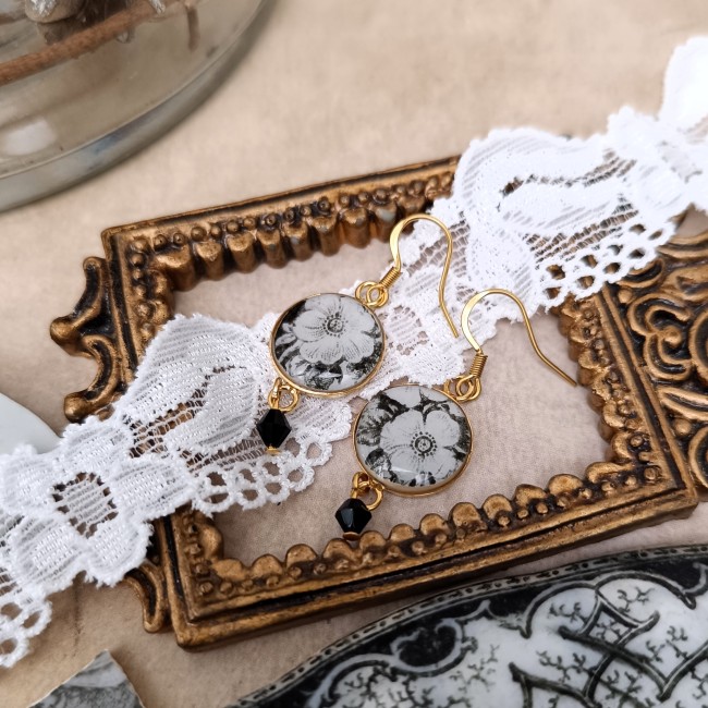 boucles-oreilles-relique-roses-noires-blanches-perle-noire-plaqué-or-posé.dentellejpg