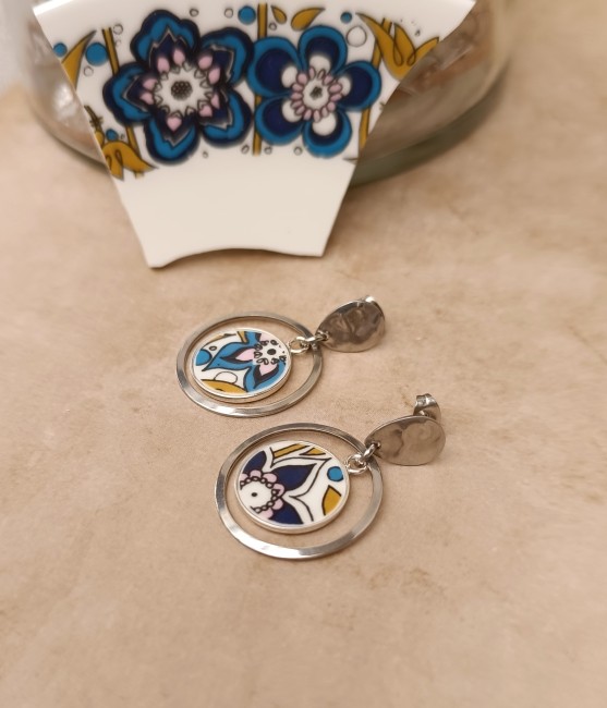 Ces boucles d’oreilles uniques ont été façonnées à partir d’une assiette modèle Nocturne de la maison Royal Tuscan.