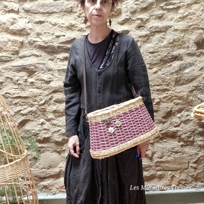sac-a-main-panier-osier-rotin-rose-fleurs-micro-macrame-portee1.jpg