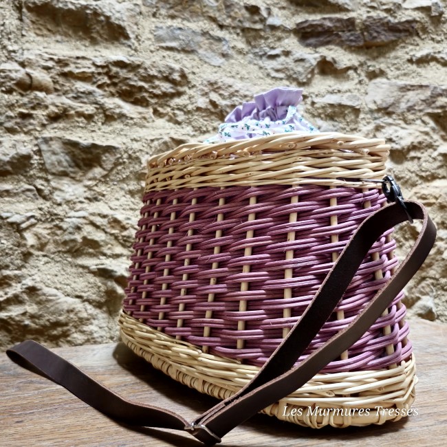 sac-a-main-panier-osier-rotin-rose-fleurs-micro-macrame-profil.jpg