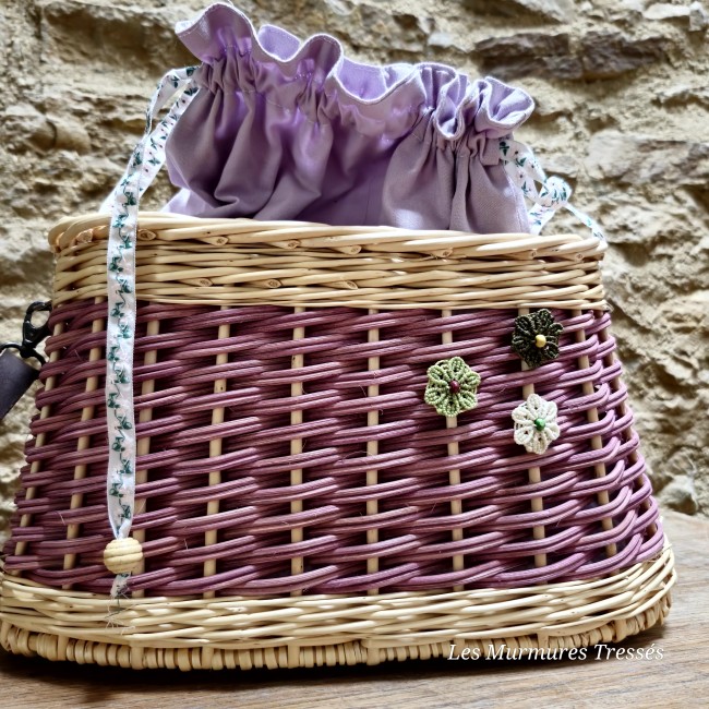 sac-a-main-panier-osier-rotin-rose-fleurs-micro-macrame-habille.jpg