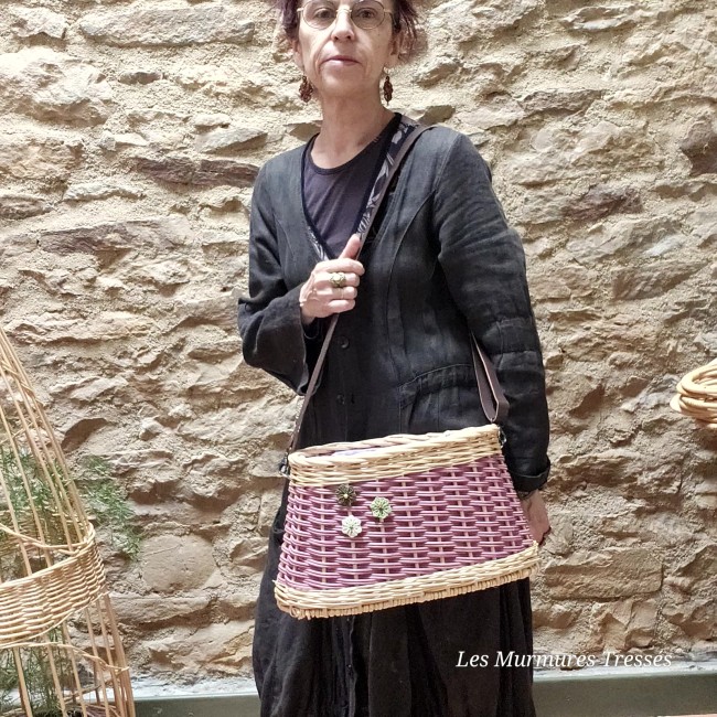 sac-a-main-panier-osier-rotin-rose-fleurs-micro-macrame-portee.jpg