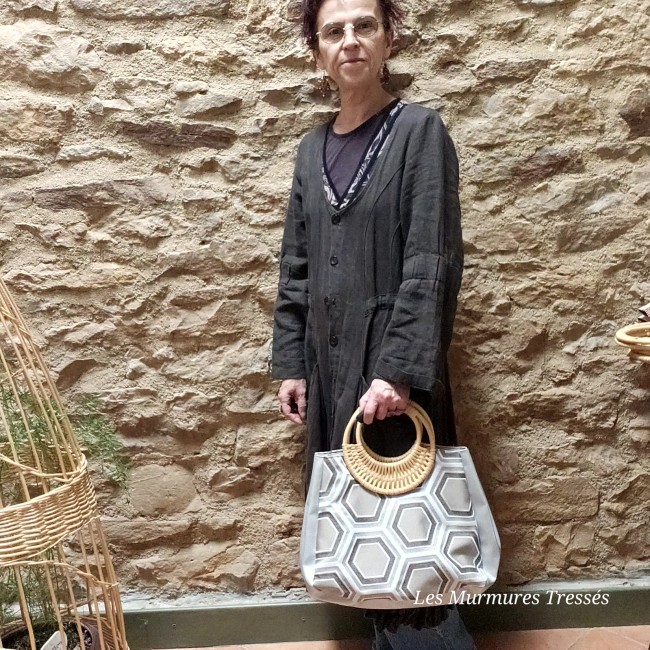 sac-a-main-boheme-argente-hexagonal-gris-beige-portee.jpg