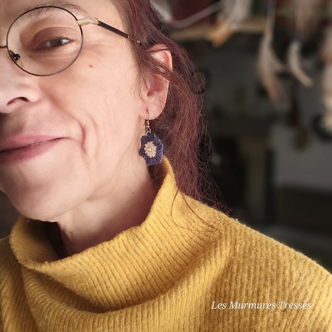boucle_micro_macrame_fleur_tressee_porte_artisanal.jpg