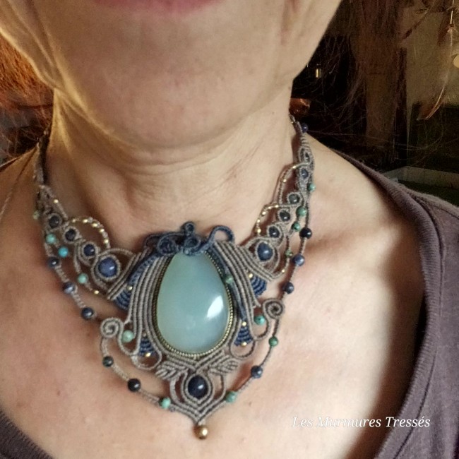 collier-murmure-des-pierres-porte.jpg