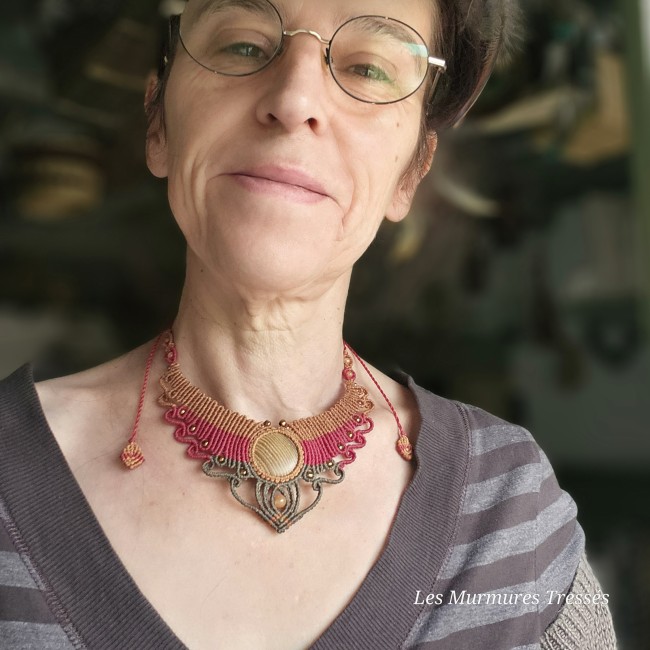 collier_micro_macrame_feuillage_automne_cabochon_bois_aventurine_porte_4.jpg