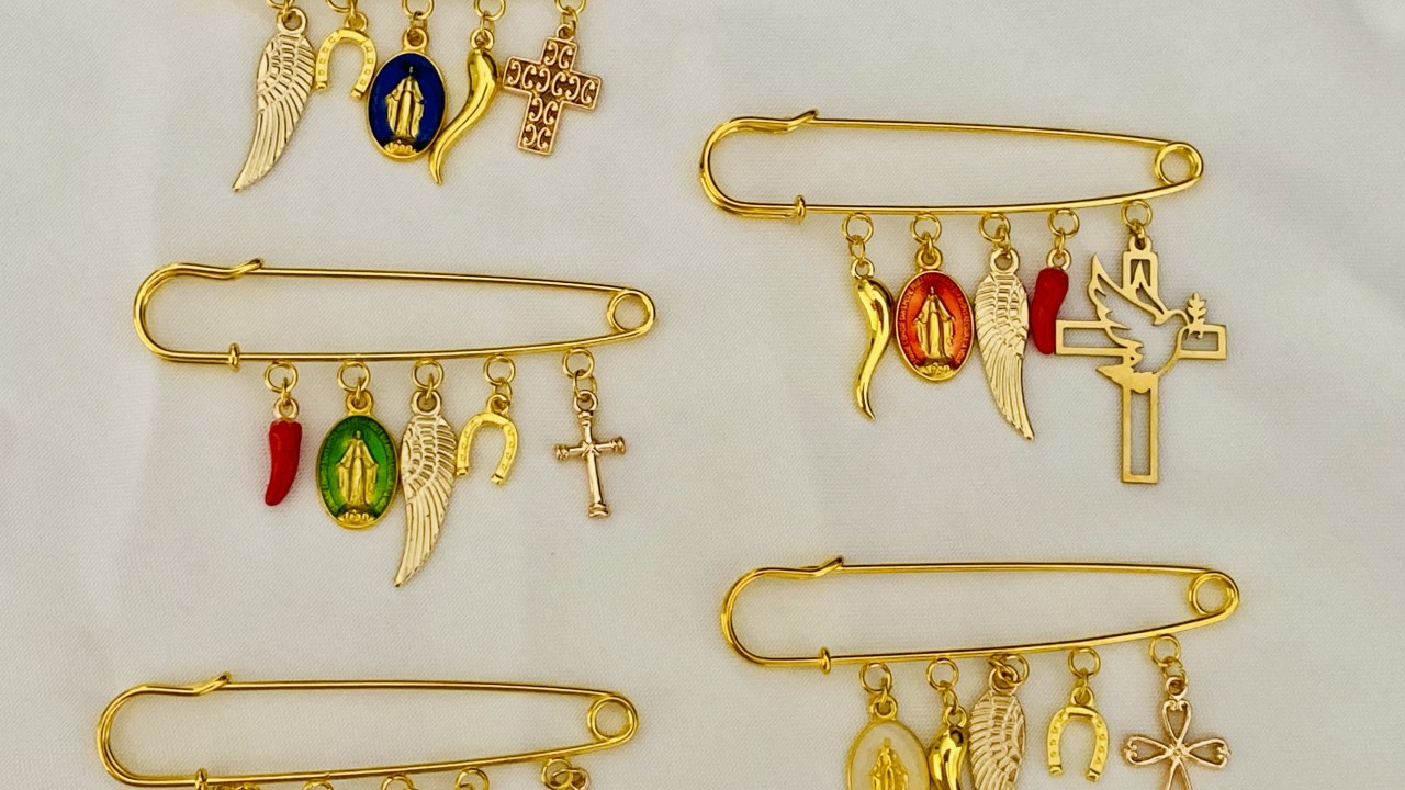Bijoux porte-bonheur artisanaux avec trèfle, corne, fer à cheval, croix et ailes d’ange réalisés par FFG Créations.