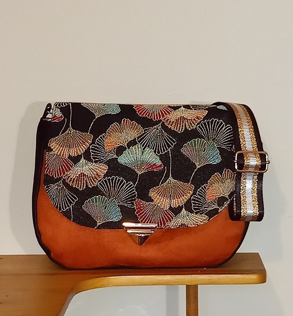 Besace "KAEDE" L'automne japonais, en suédine et tissu aux motifs, feuilles de ginkgo.