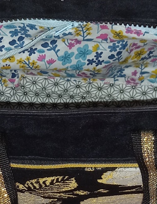 Besace 250025 zippée suédine noire tissu fleurs blanches.5
