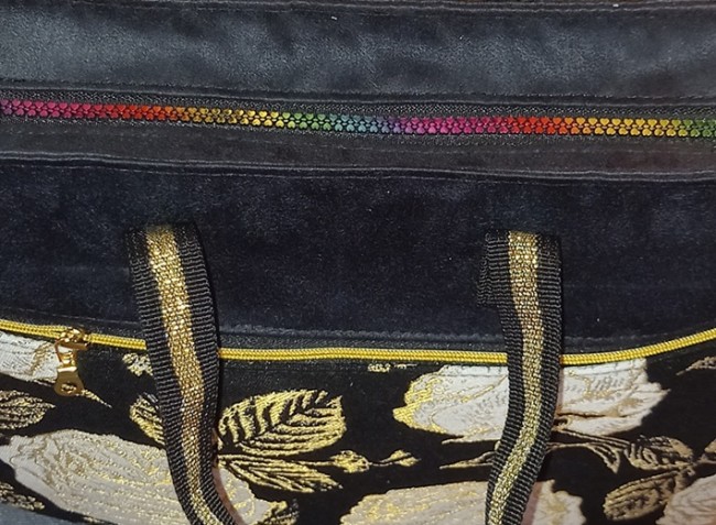 Besace 250025 zippée suédine noire tissu fleurs blanches.4