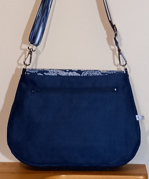 Besace 250028 suédine bleue fleurs dragon.4