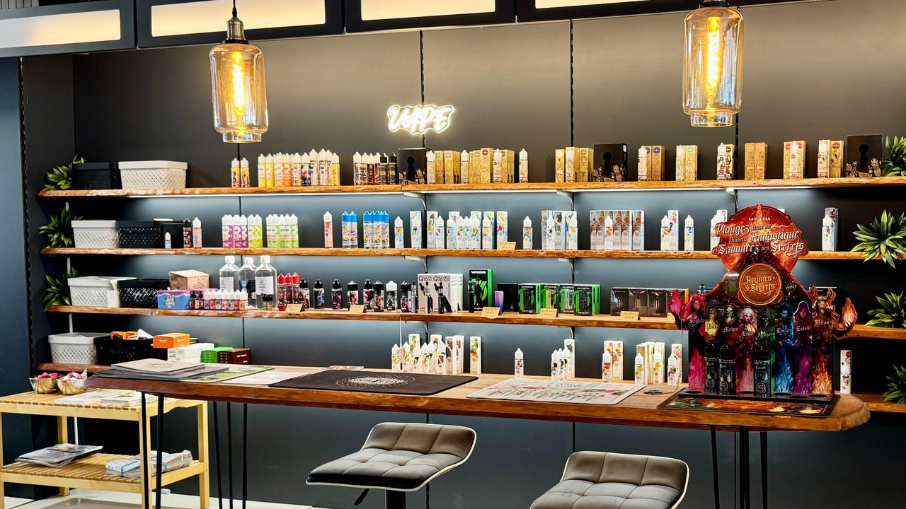 Rayon de cigarettes électroniques et e-liquides en boutique