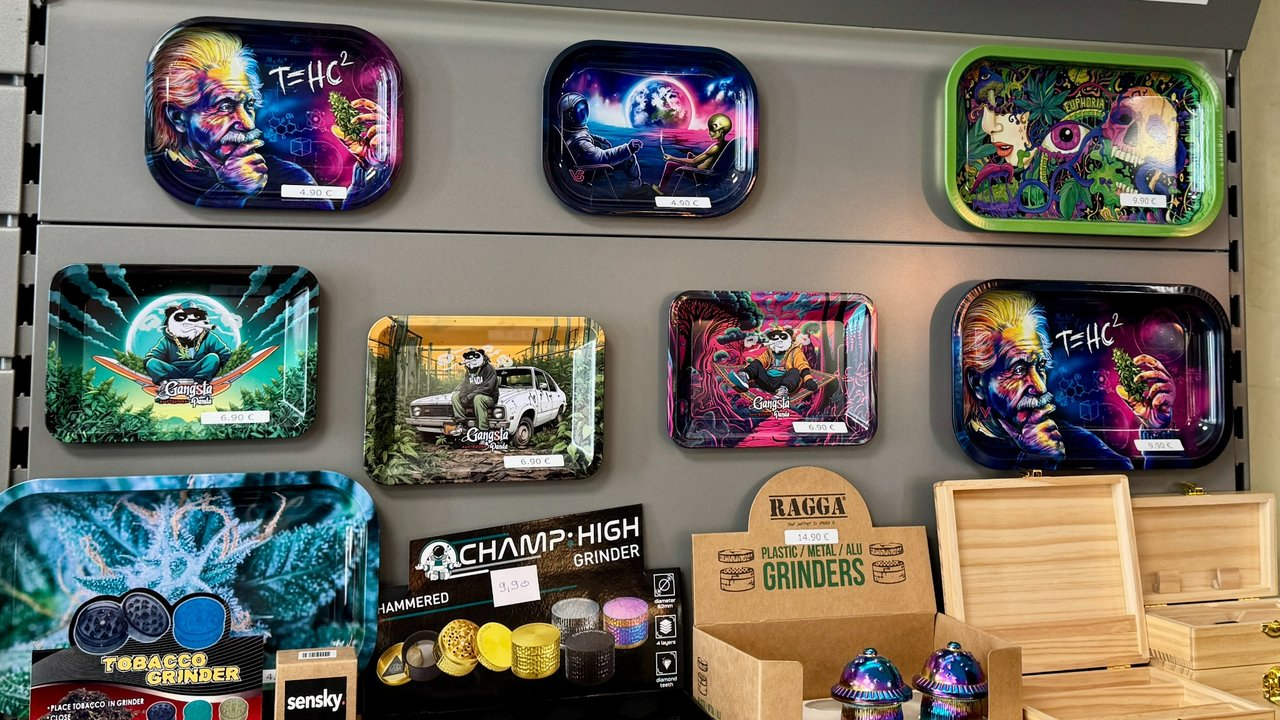 Articles fumeurs : plateaux de roulage, grinders, accessoires pour fumeurs