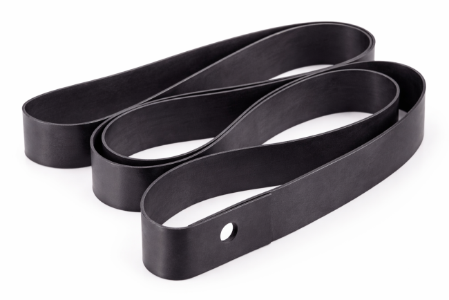 Sangle en caoutchouc sur fond blanc