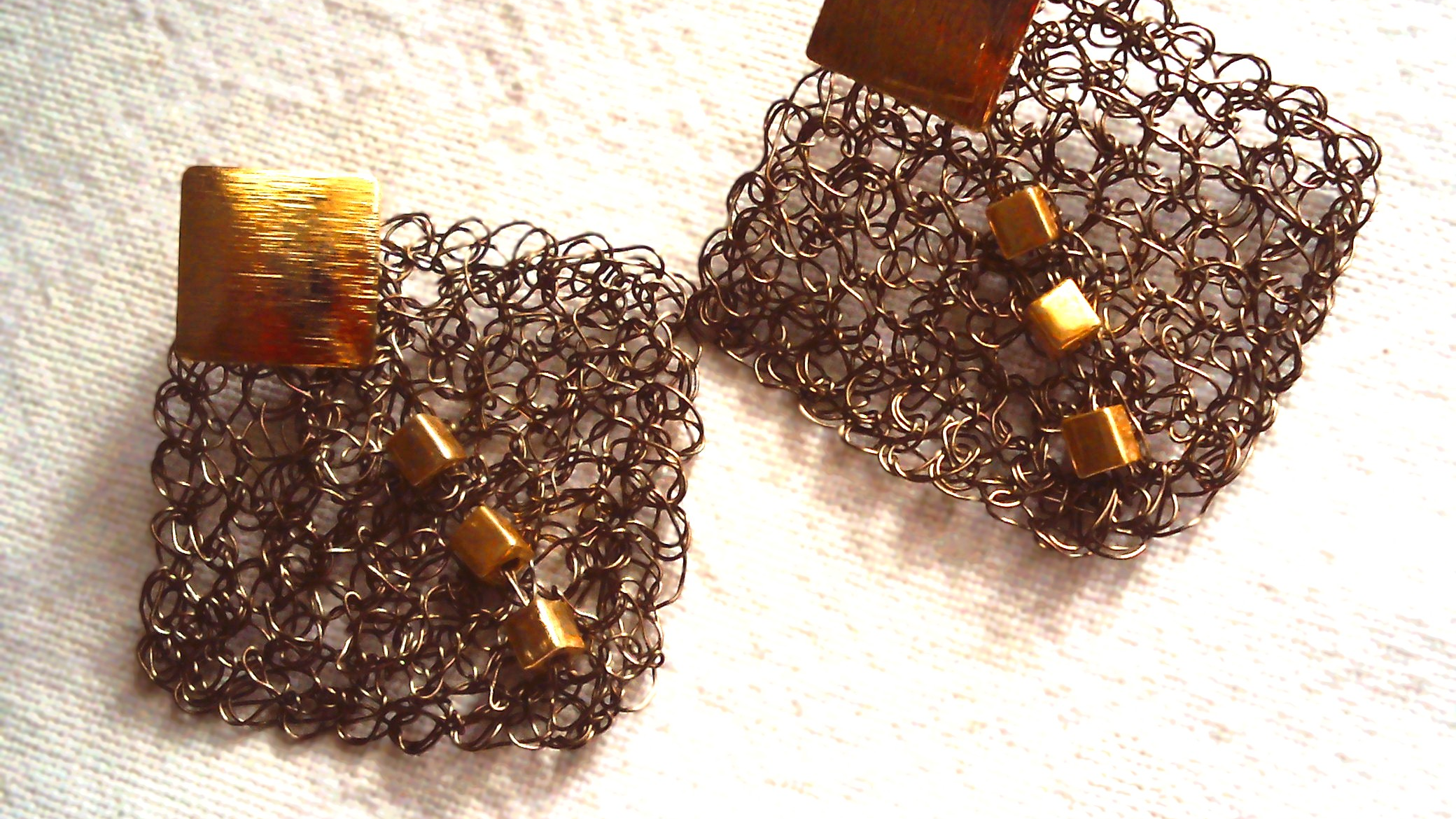 Boucles oreilles réalisées au crochet avec du fil de cuivre. L'attache est en plaqué or