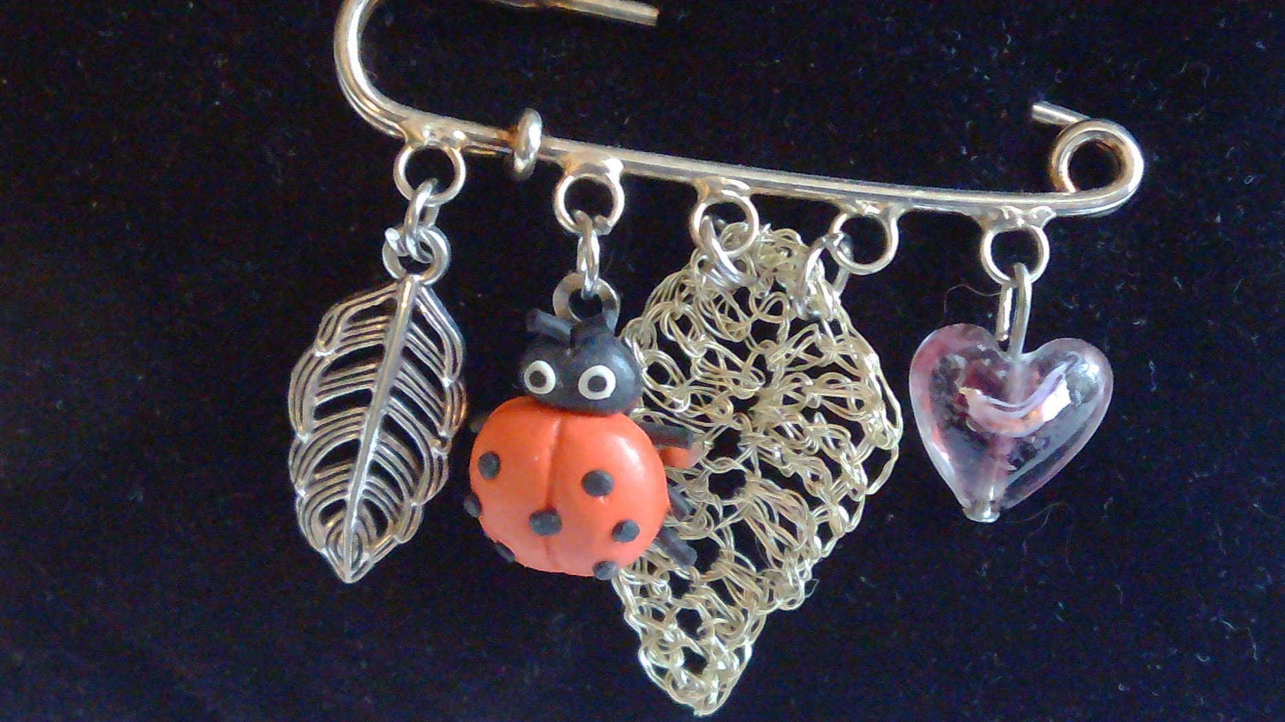 broche épingle avec feuille crochetée en cuivre, coccinelle en Fimo, cœur en verre et feuille en métal – bijou artisanal