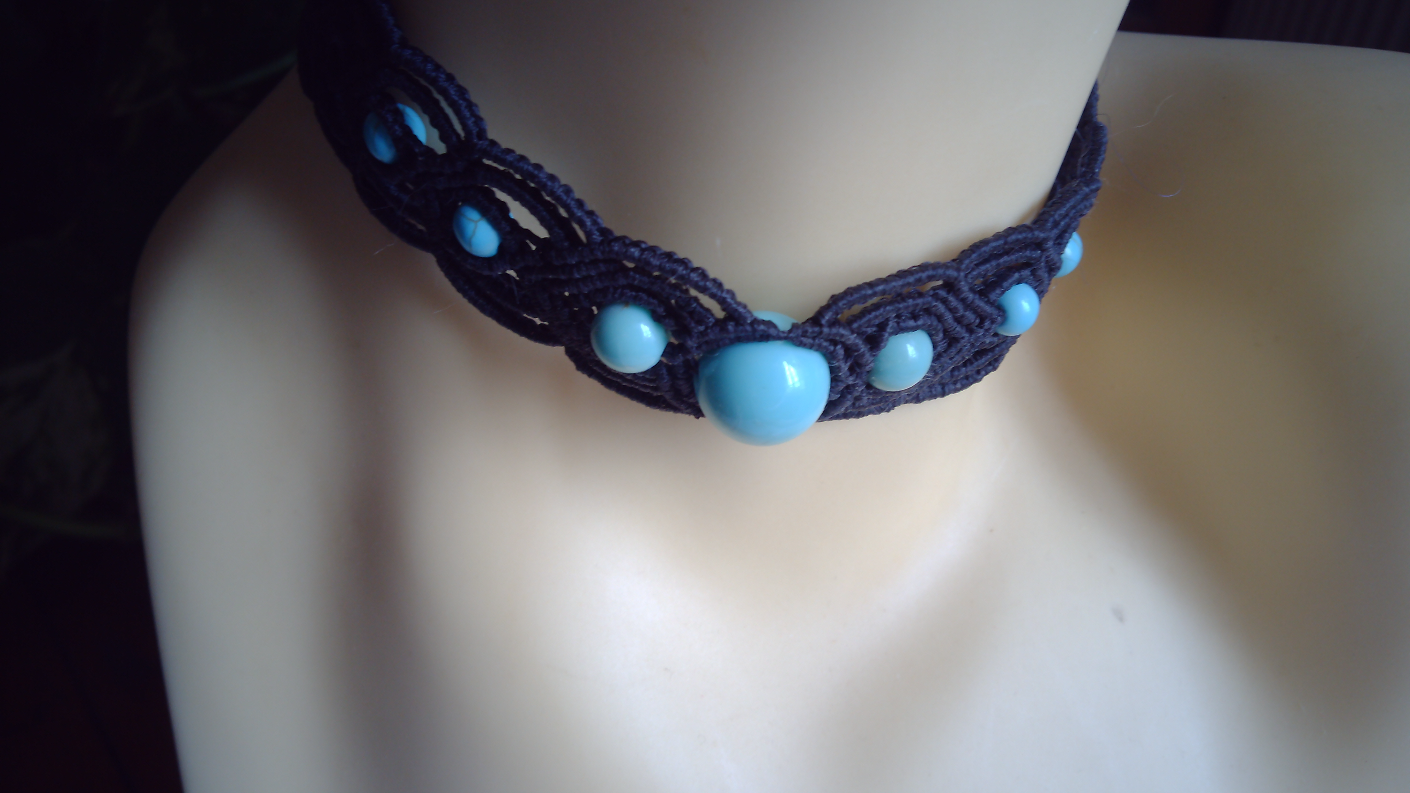 Collier ras de cvou réalisé au macramé avec un fil bleu et des perles turquoises