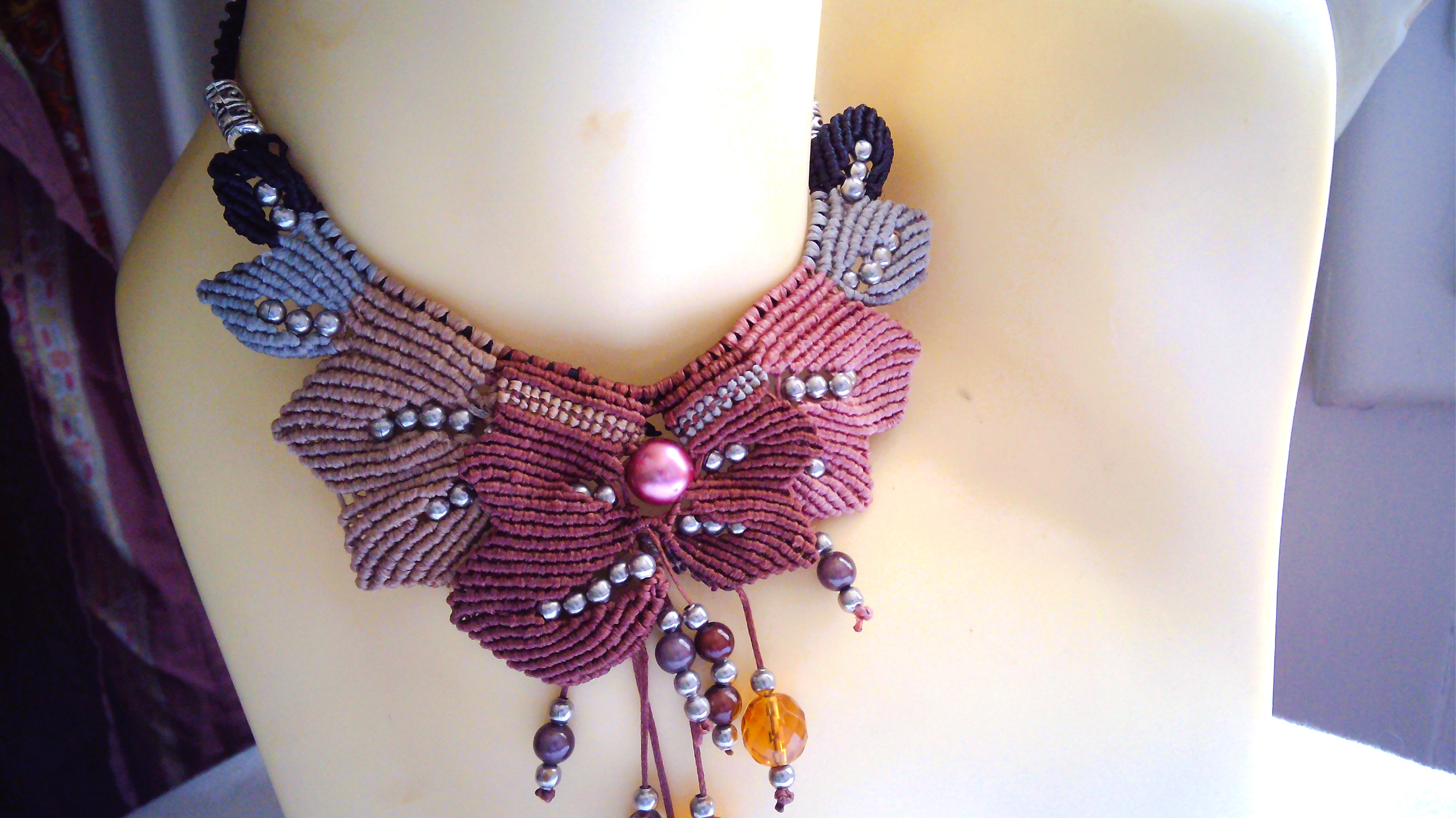 Collier macramé artisanal avec perles naturelles et feuilles d’automne