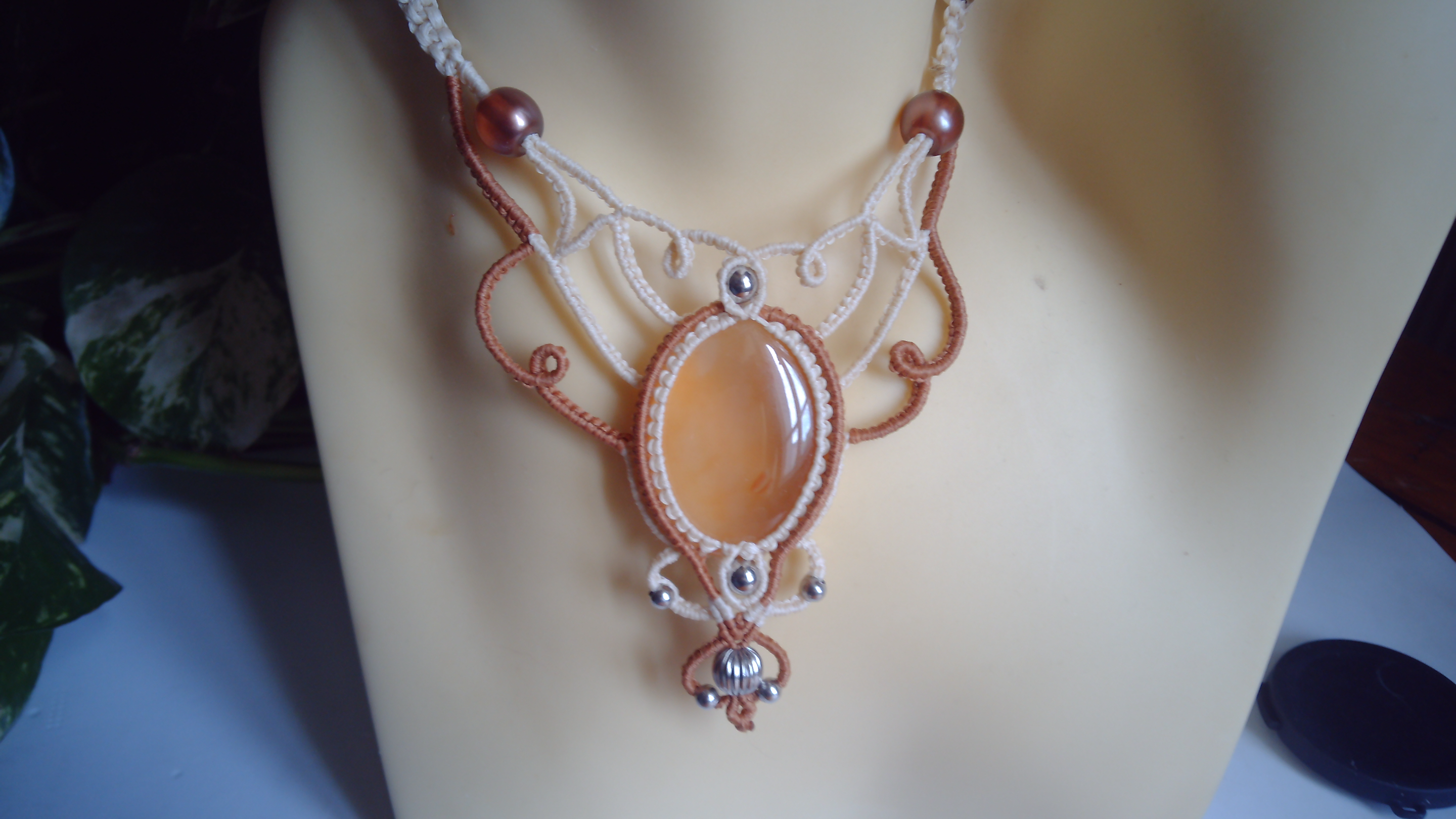 Collier micromacramé et une belle agate soleil