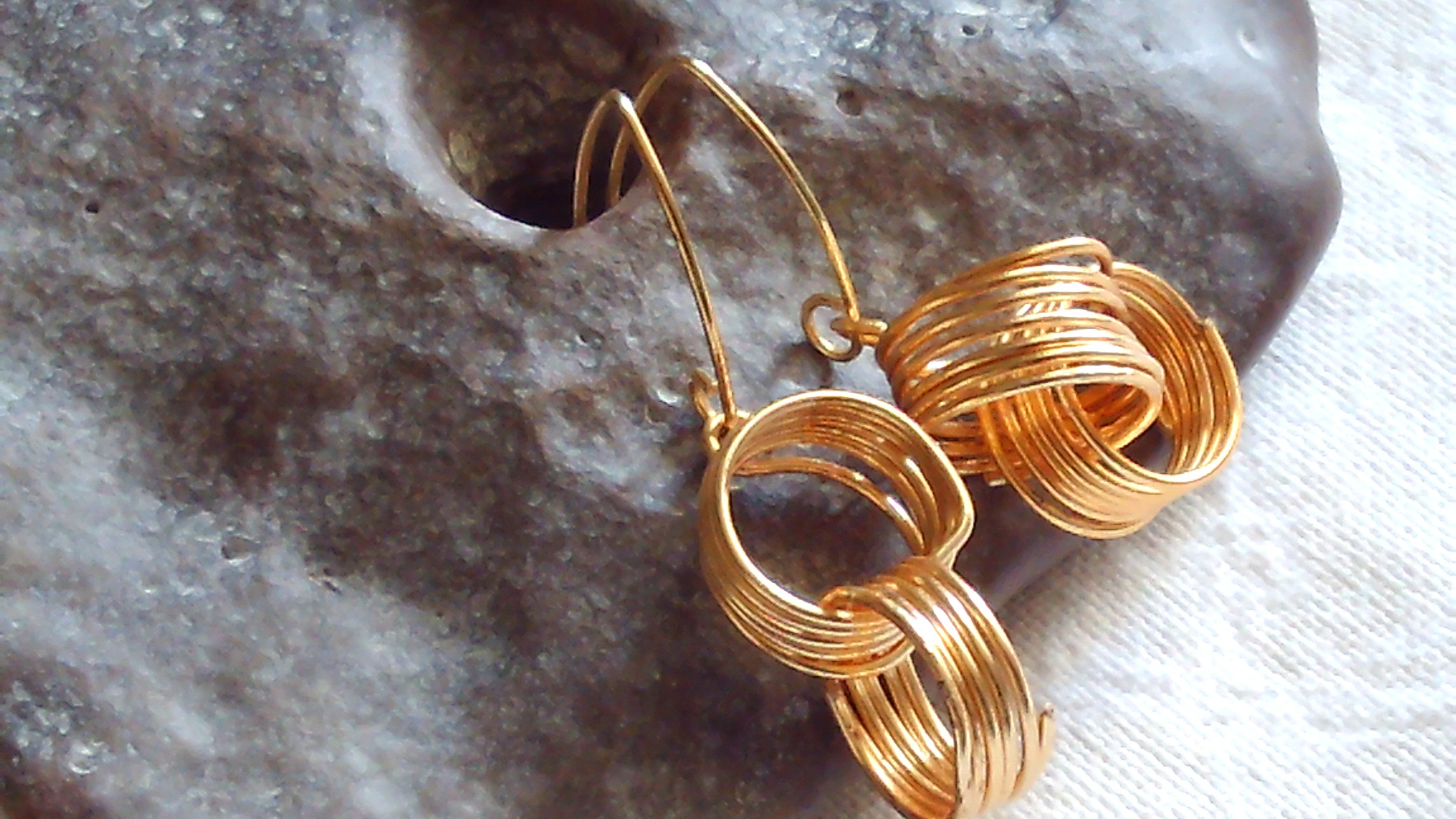 Boucles oreilles réalisées avec la technique wire wrapping avec un fil de cuivre doré