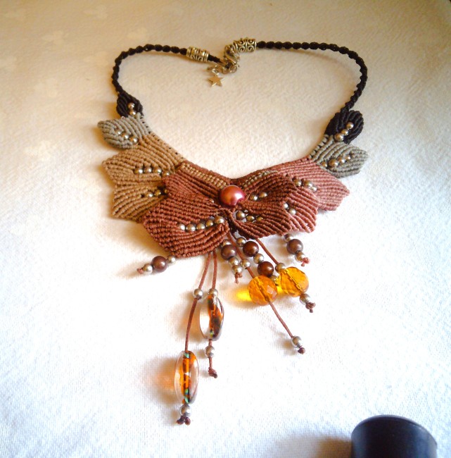 Collier macramé artisanal avec perles naturelles et feuilles d’automne