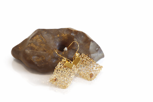 boucles d’oreilles crochetées en cuivre doré montées sur attaches plaqué or bijou artisanal fait main