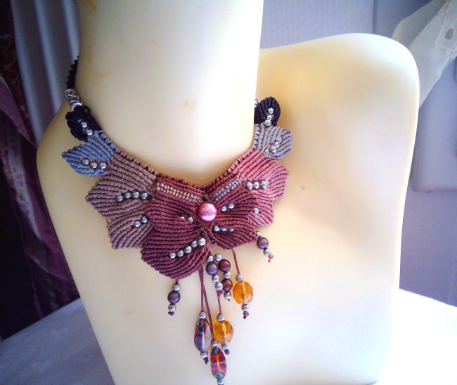 Collier macramé artisanal avec perles naturelles et feuilles d’automne