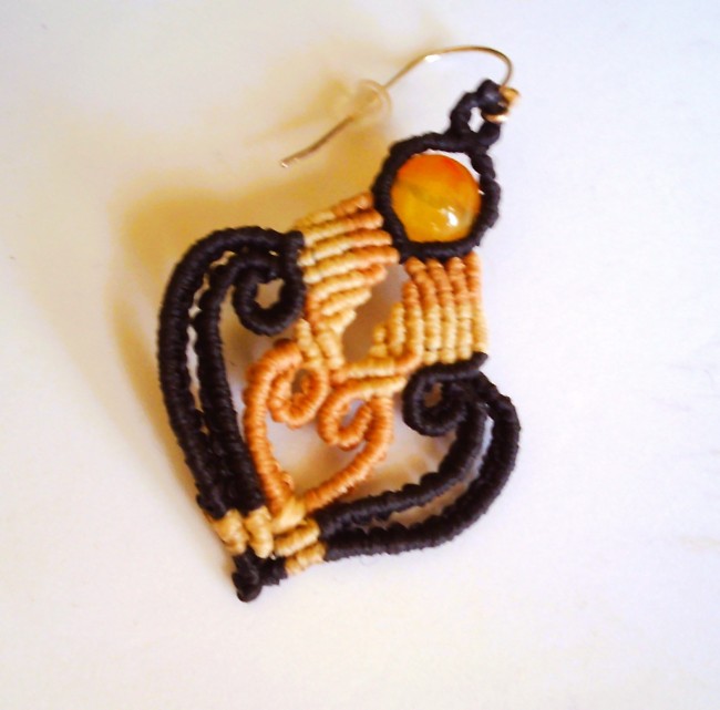 Boucles d’oreilles macramé noir et beige avec perles de verre