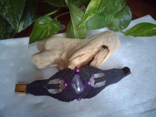 Bracelet manchette en macramé orné d’une améthyste, fait main avec fermoir aimanté