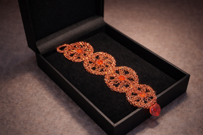 Bracelet crocheté cuivre rouge et or perles verre rouge – Bijou artisanal L’Atelier du Chat Bracelet crocheté en fil de cuivre rouge et or avec perles de verre rouge, création artisanale L’Atelier du Chat