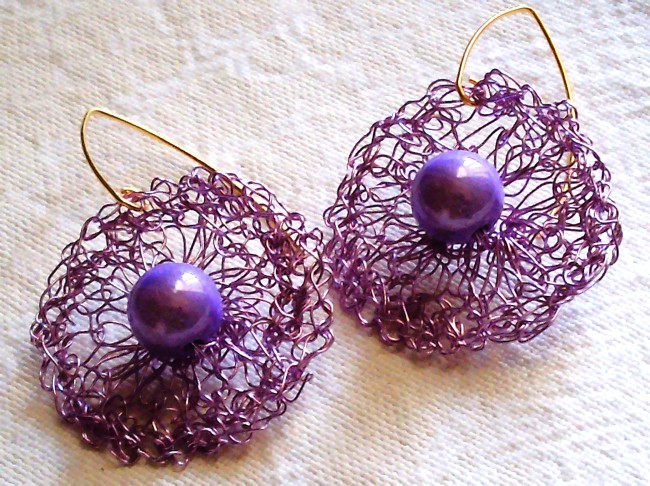 Boucles d’oreilles artisanales crochetées en fil de cuivre avec attaches plaqué or