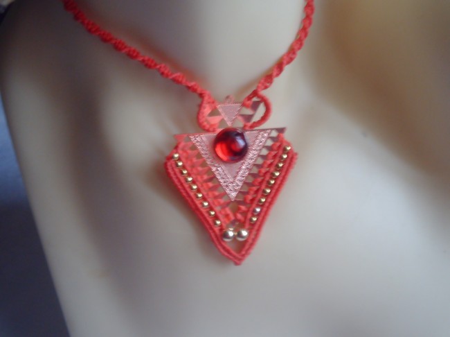 Pendentif micromacramé d'inspiration aztèque