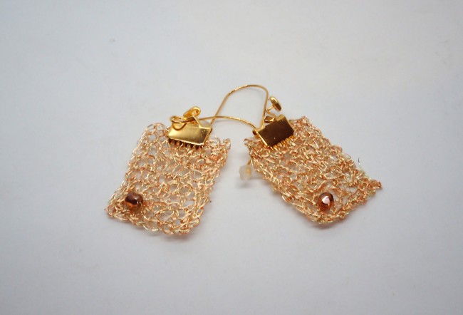 boucles d’oreilles crochetées en cuivre doré montées sur attaches plaqué or bijou artisanal fait main