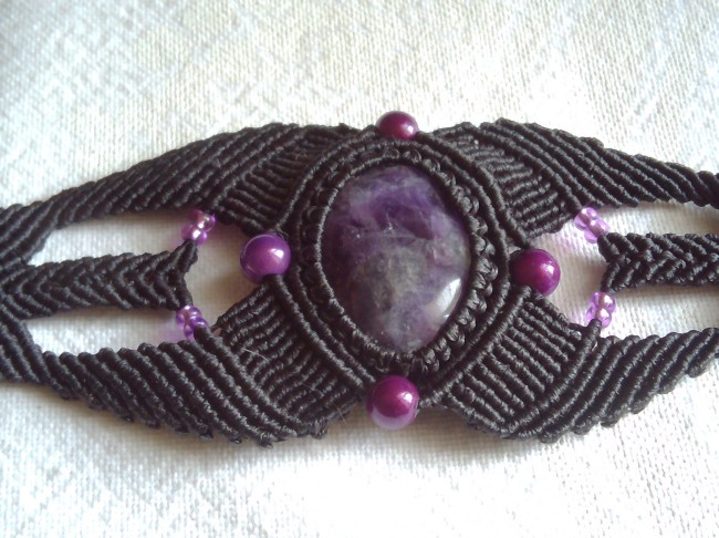 Bracelet manchette en macramé orné d’une améthyste, fait main avec fermoir aimanté