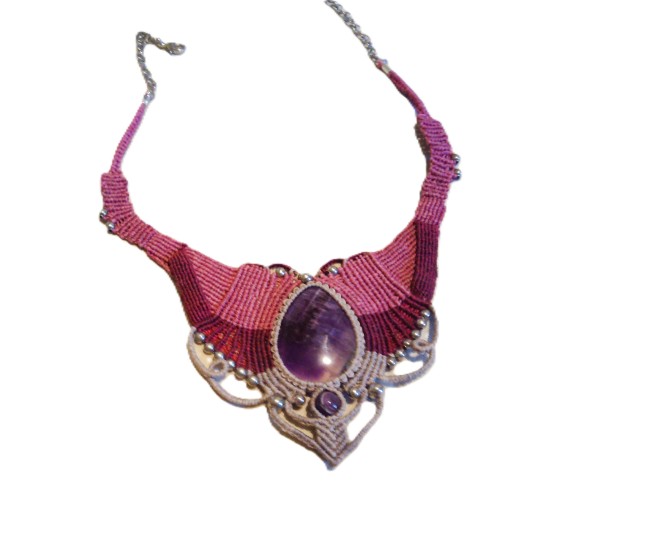 Collier en macramé avec grande améthyste naturelle, bijou artisanal fait main
