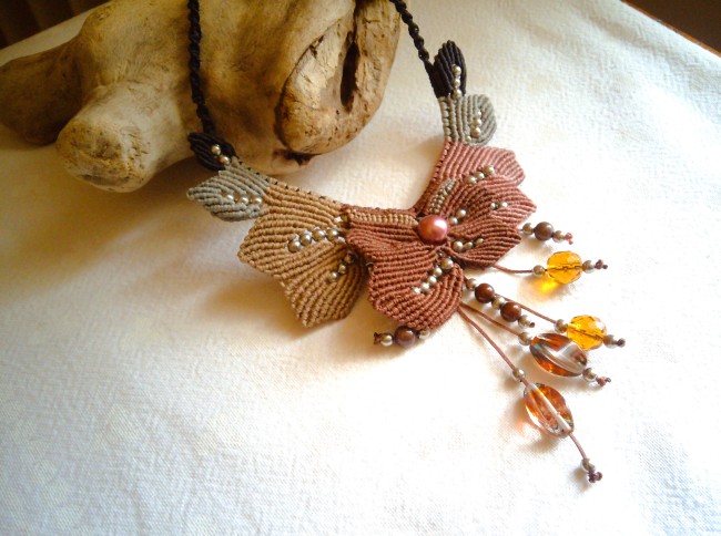 Collier macramé artisanal avec perles naturelles et feuilles d’automne