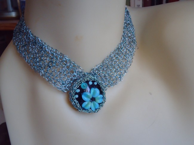 Collier crocheté fil de cuivre et perle de verre artisanale – L’Atelier du Chat Collier artisanal crocheté en fil de cuivre avec perle de verre – L’Atelier du Chat