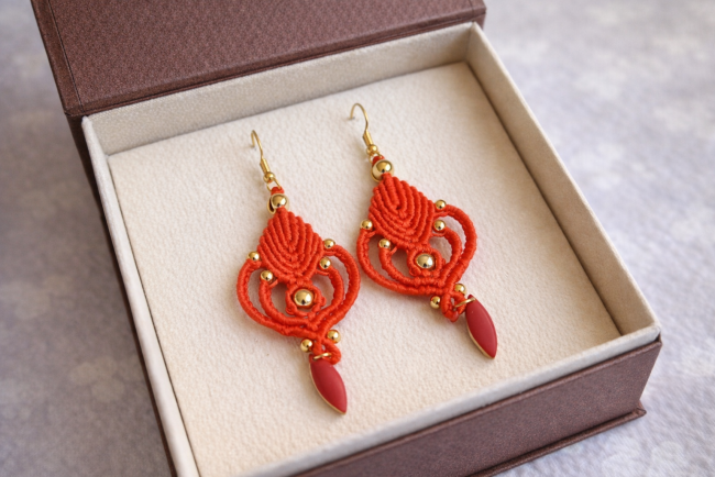 boucles oreilles macramé fait main perles dorées acier inoxydable bijou artisanal rouge