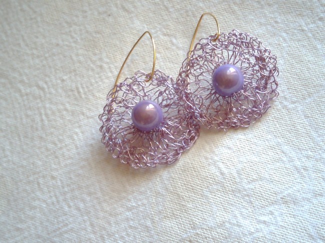 Boucles d’oreilles artisanales crochetées en fil de cuivre avec attaches plaqué or