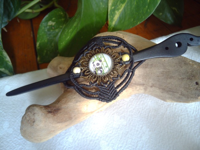 Épingle à cheveux en macramé avec cabochon panda, bijou artisanal bohème