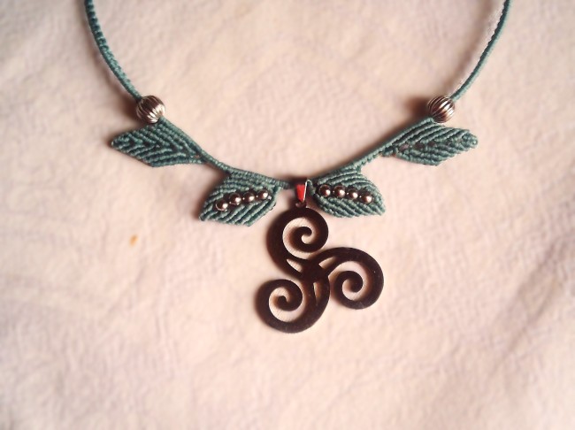 Collier en micromacramé vert et un triskel en acier inoxydable.