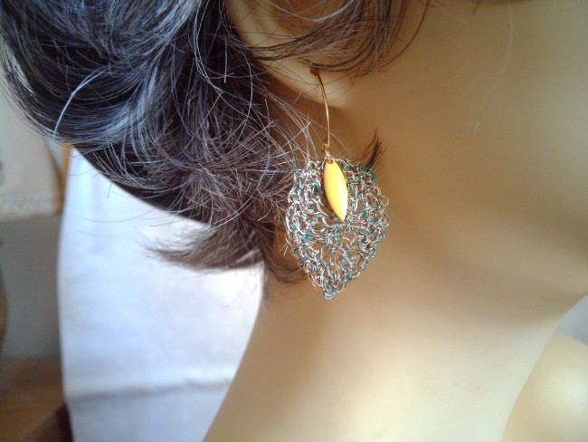 Boucles d’oreilles artisanales en wire wrapping, réalisées à la main en fil de cuivre crocheté avec attaches plaqué or. Bijoux uniques faits main.